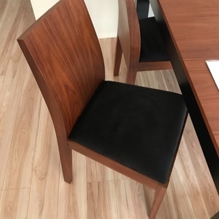 アルモニア  ダイニングテーブルといすの画像