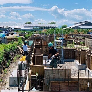 型枠大工・鉄筋作業員・土工作業員 募集！社員寮有ります！第２第４曜土曜休み。の画像