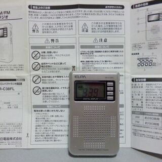 箱とイヤホンなしの小型ラジオ