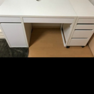 IKEA MICKE 棚、机の画像