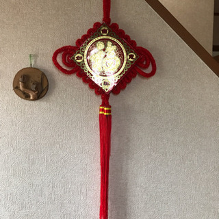 壁にかける飾りと掛け軸の画像