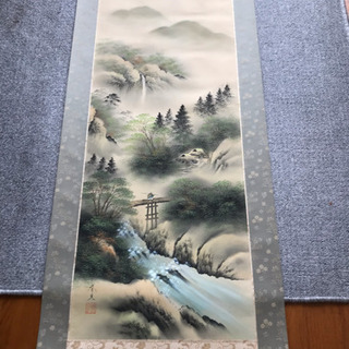 壁にかける飾りと掛け軸の画像