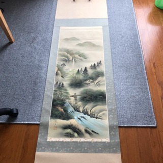 壁にかける飾りと掛け軸の画像