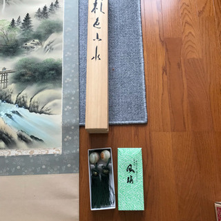 壁にかける飾りと掛け軸の画像