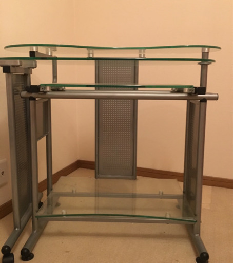 ガラステーブル お洒落な強化ガラス製４段式パソコンデスク　スライドしたり回転させて使い方さまざま