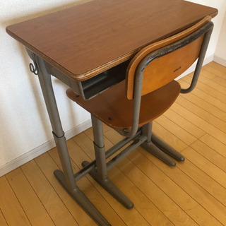 懐かしい学校の机と椅子