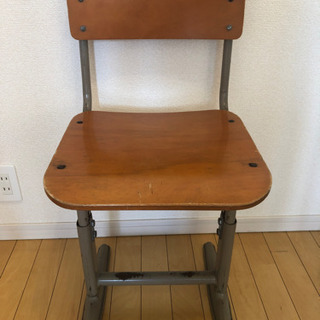 懐かしい学校の机と椅子の画像