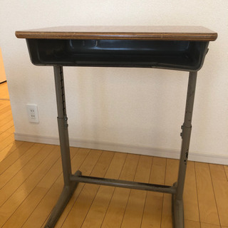 懐かしい学校の机と椅子の画像