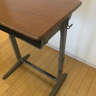 懐かしい学校の机と椅子の画像