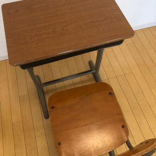 懐かしい学校の机と椅子の画像