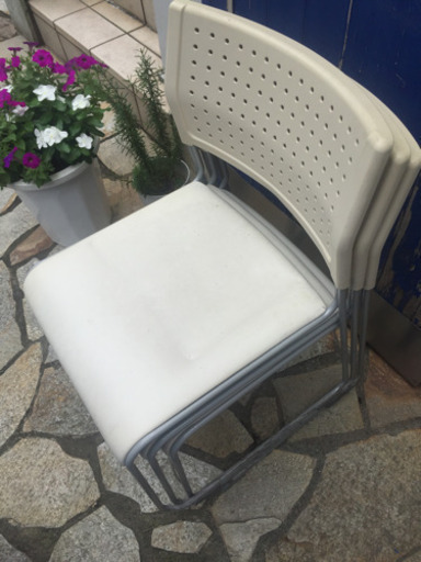 【急募】中古  椅子 スタッキングチェア 塾で使用 16脚合皮 白