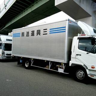 【正社員・週休2日・32万～+深夜割増料金】 旧普通免許(8t未満)・中型免許以上 「稼ぎたい！休みたい！」 うちで叶えましょうの画像