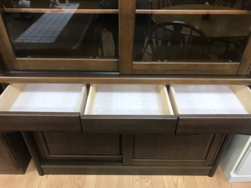 【リサイクルサービス八光　田上店　配達・設置OK】ブラウン　ガラス扉付き　食器棚