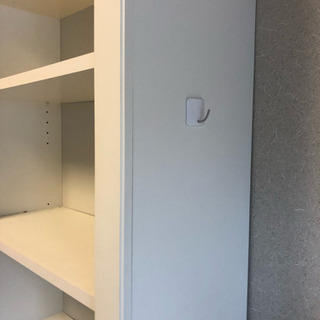 IKEAの白い本棚の画像