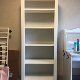 IKEAの白い本棚