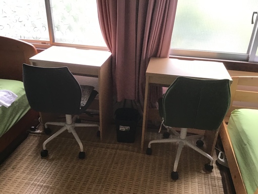 小さめの机と椅子のセットx2