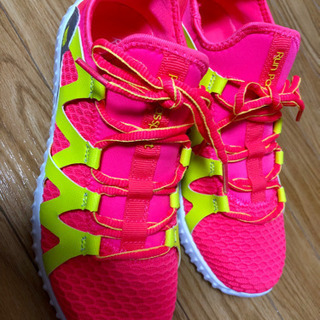 ピンクのスニーカー（レディース25cm）の画像