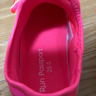 ピンクのスニーカー（レディース25cm）の画像