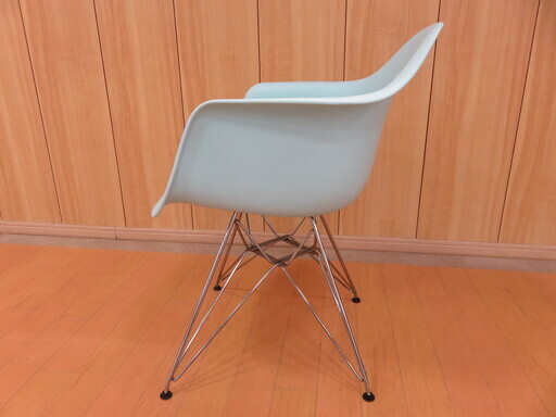 取りに来れる方限定！Herman Miller のアームシェルチェア！