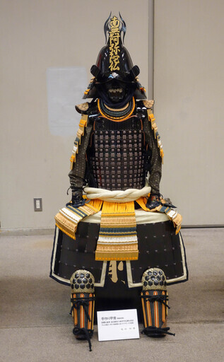 手作り甲冑　森蘭丸公の金箔置色々縅伊予札胴丸具足の甲冑を模した物です。