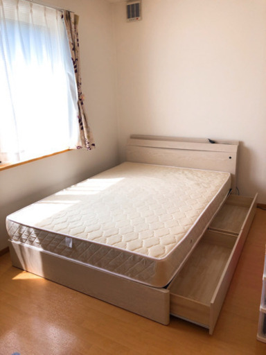 取引中【引き取り限定】【美品】スウィートデコレーション  木目柄ダブルベッド