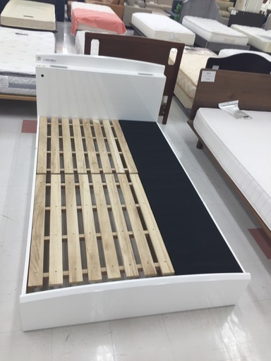 取りに来て頂ける方限定！ホワイトのセミダブルベッドフレームのご紹介です！