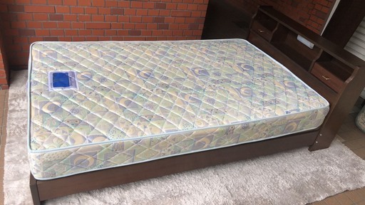 照明付き　セミダブルベッド