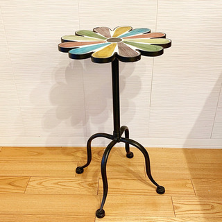 かわいいお花の形のサイドテーブルの画像