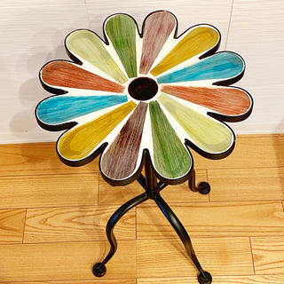 かわいいお花の形のサイドテーブルの画像