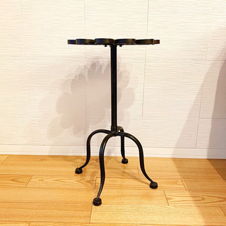 かわいいお花の形のサイドテーブルの画像