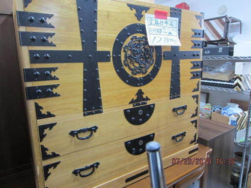 リサイクルショップのダイトーです。お持ち帰り価格　金具たっぷり　和ダンス