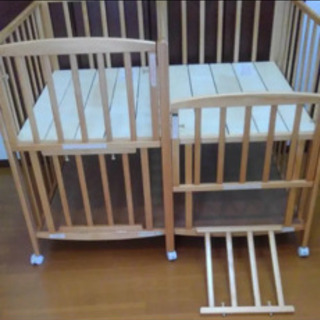 双子用ベビーベッドの画像