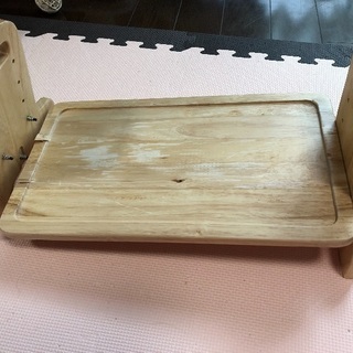 犬猫ご飯台（木材割れ部分ありで修理が必要）
