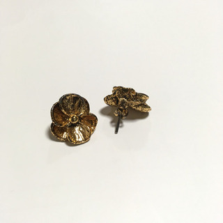フラワー型ピアス インド産の画像