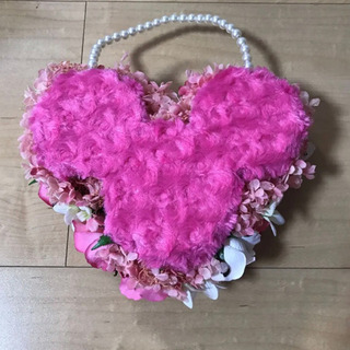 ミニーの花のバッグブーケとブートニアの画像