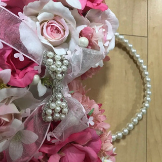 ミニーの花のバッグブーケとブートニアの画像