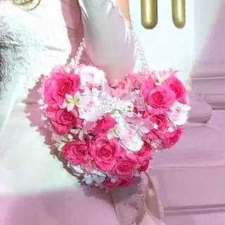 ミニーの花のバッグブーケとブートニアの画像