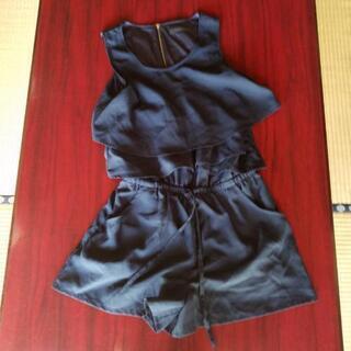 値下げします！ツナギタイプ、下はパンツになってます。