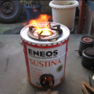 空き缶 ペール缶 一斗缶 オイル缶 バケツにキャンプ BBQコンロやイス椅子の画像