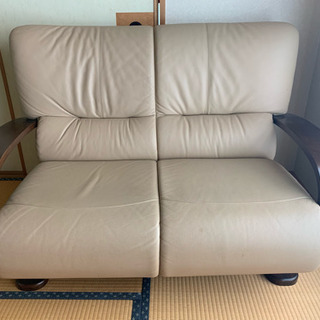 二人掛けの革製ソファ