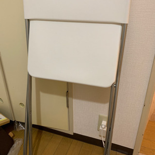 IKEA 白い 折りたたみ椅子 x4の画像