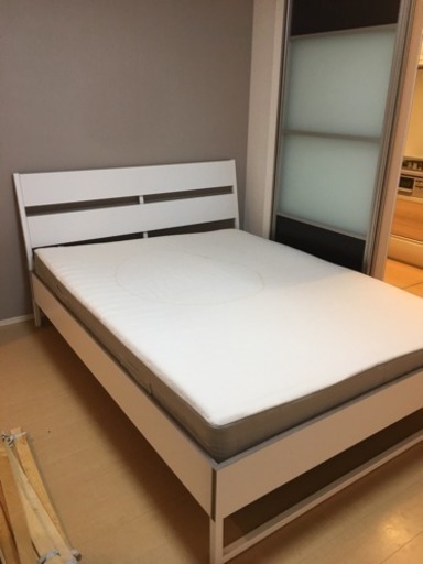 （取引中）IKEAダブルベッド trysil ホワイト マットレス付き