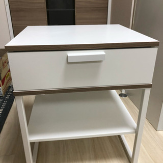 美品 IKEAベッドサイドテーブル