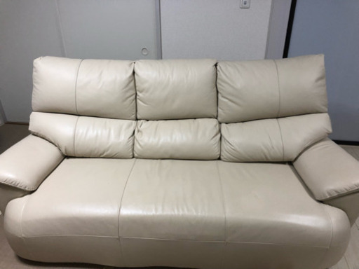 本革張りのハイバック・ゆったり三人掛けソファー