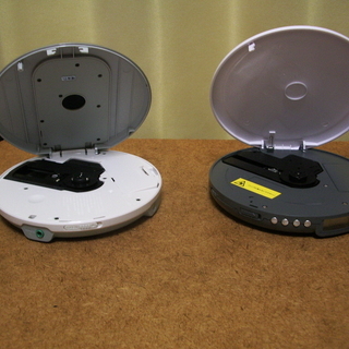 CDプレーヤー　２台の画像
