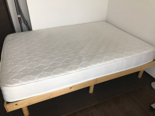 22日に引取り可能な方：ダブルベッド マットレス付き