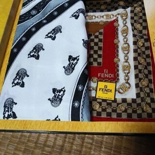 FENDIスカーフ１枚ハンカチ2枚セットの画像