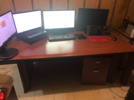 大きい机と椅子とディスク下キャビネット