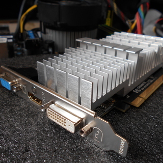 グラフィックボード GIGABYTE GT730 2GB 中古 ...