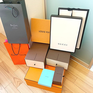 各種ブランドの箱、紙袋、ハンガーの画像